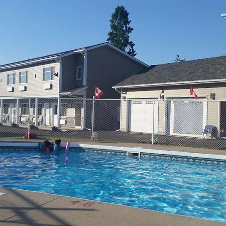 Fox Motor Inn Greater Napanee ภายนอก รูปภาพ