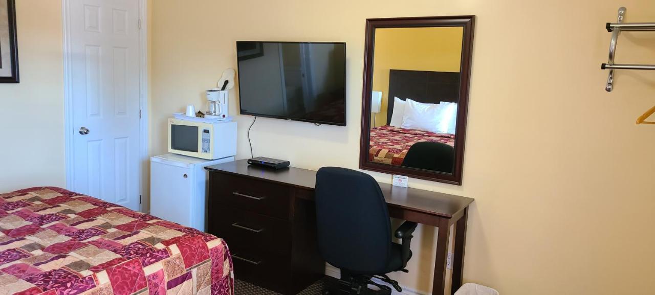 Fox Motor Inn Greater Napanee ภายนอก รูปภาพ