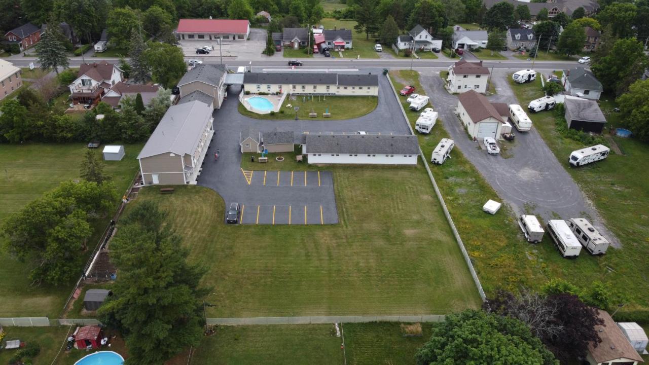 Fox Motor Inn Greater Napanee ภายนอก รูปภาพ