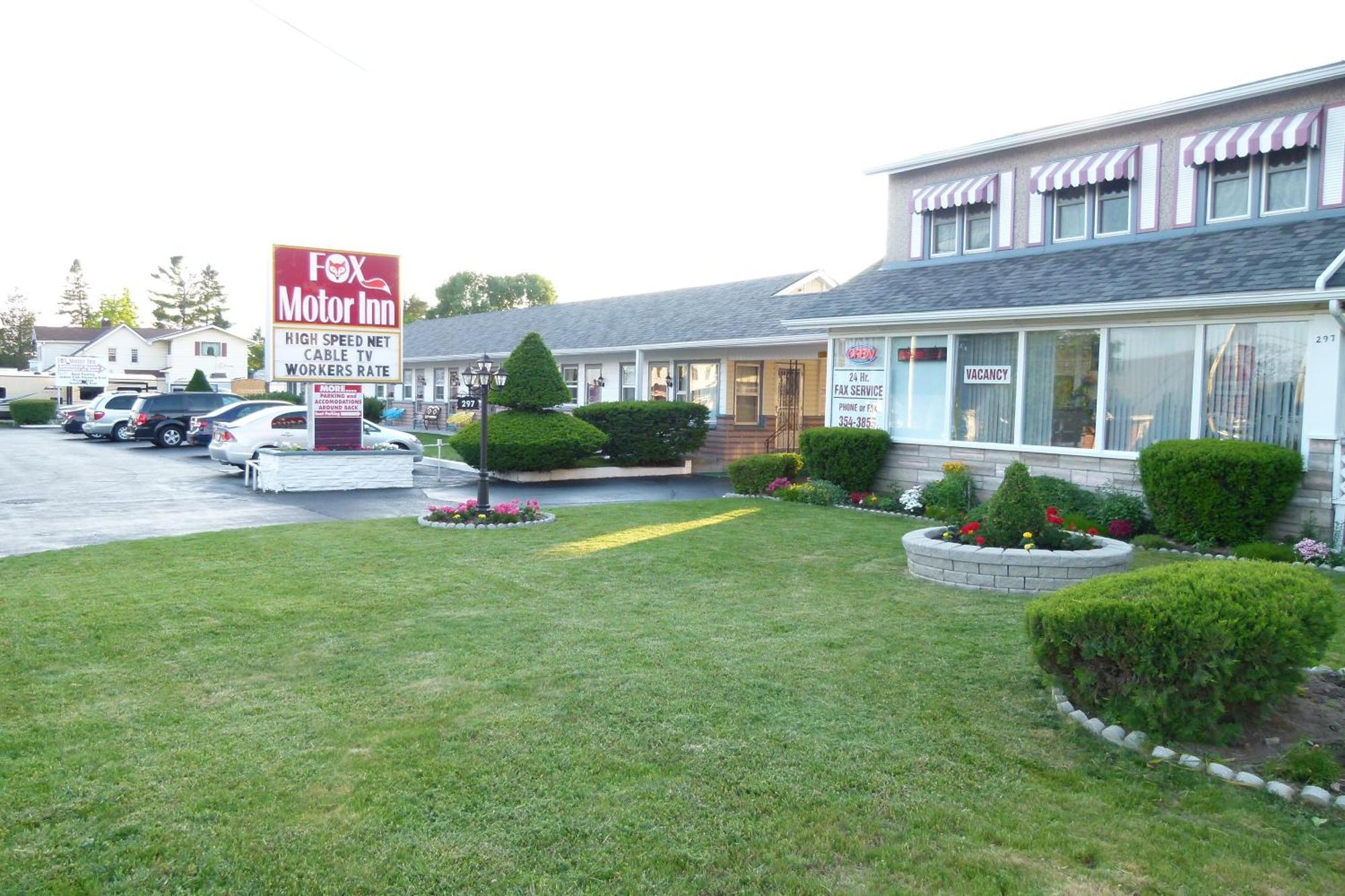 Fox Motor Inn Greater Napanee ภายนอก รูปภาพ