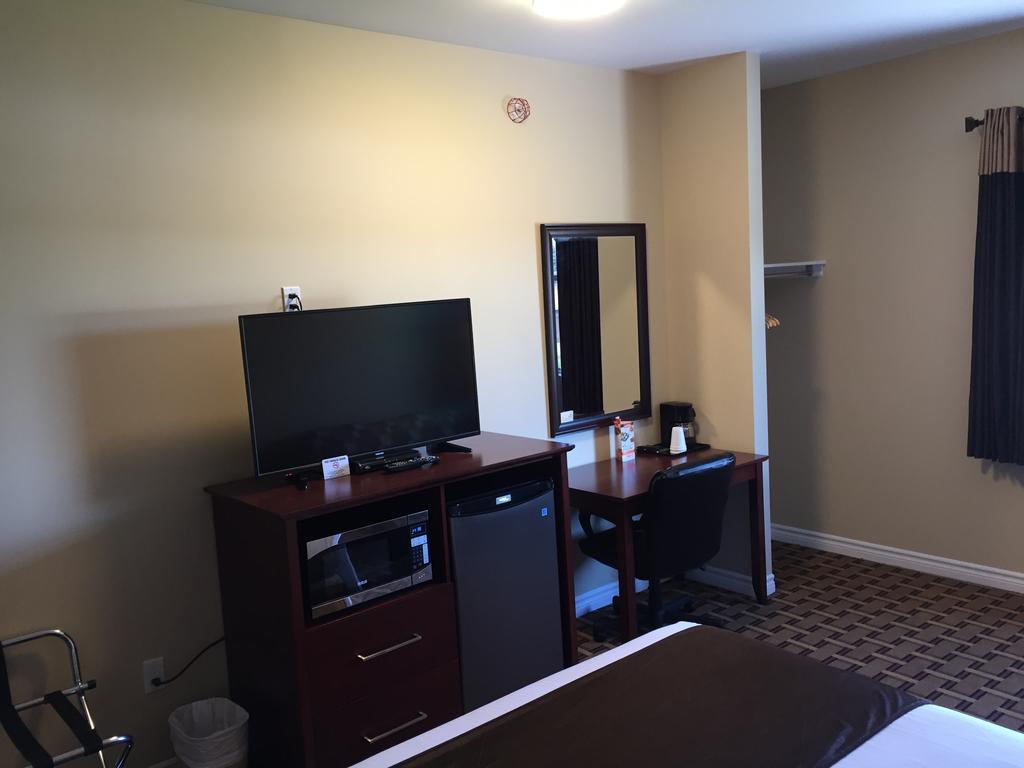 Fox Motor Inn Greater Napanee ภายนอก รูปภาพ