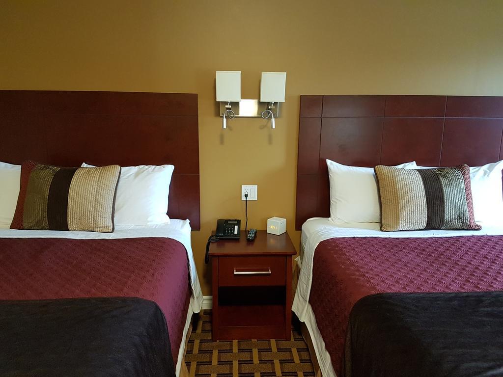 Fox Motor Inn Greater Napanee ภายนอก รูปภาพ