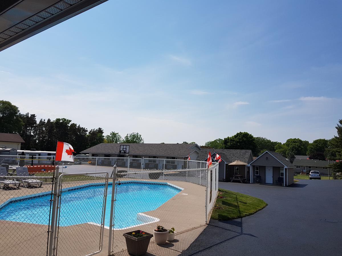 Fox Motor Inn Greater Napanee ภายนอก รูปภาพ