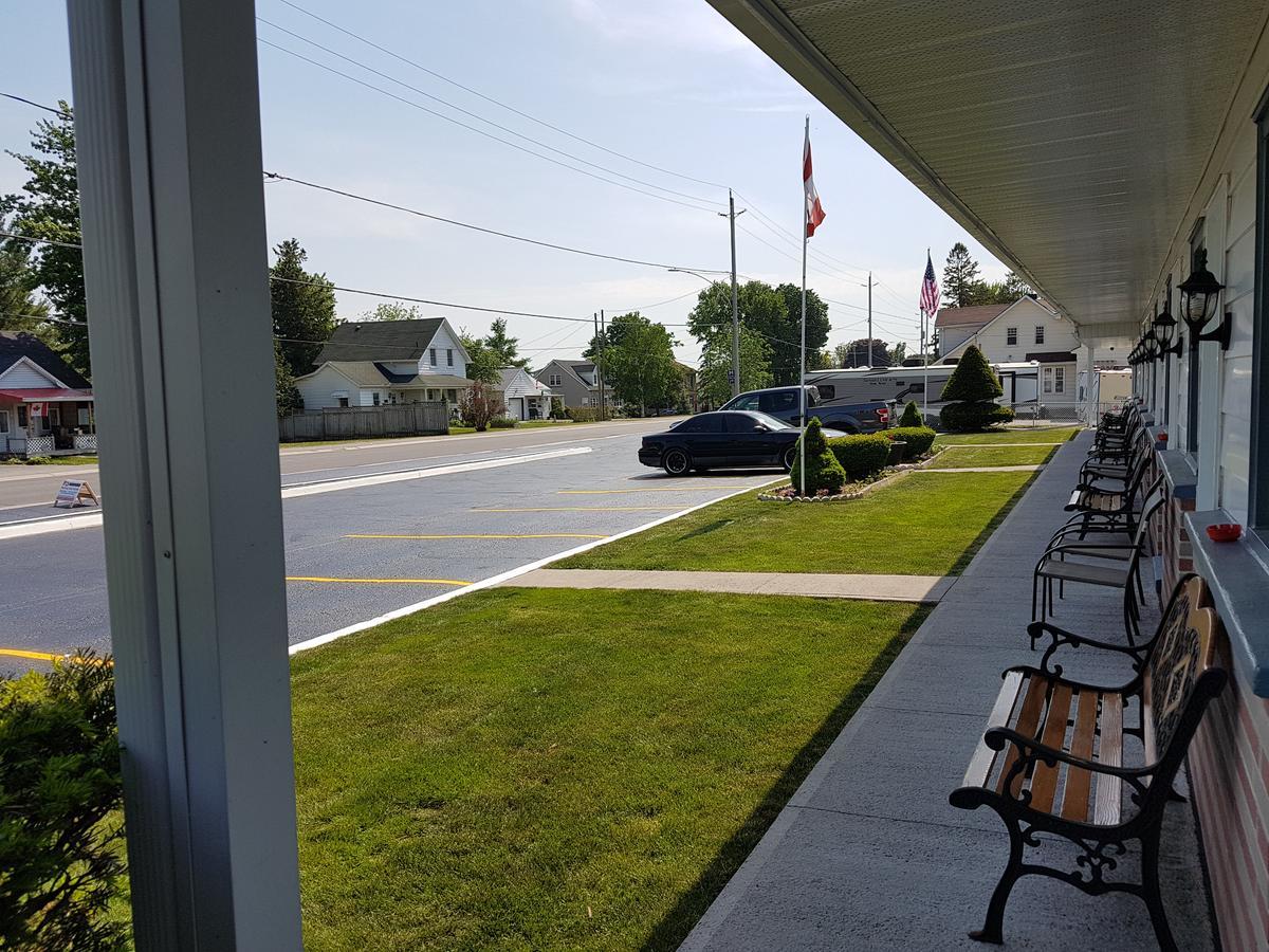 Fox Motor Inn Greater Napanee ภายนอก รูปภาพ