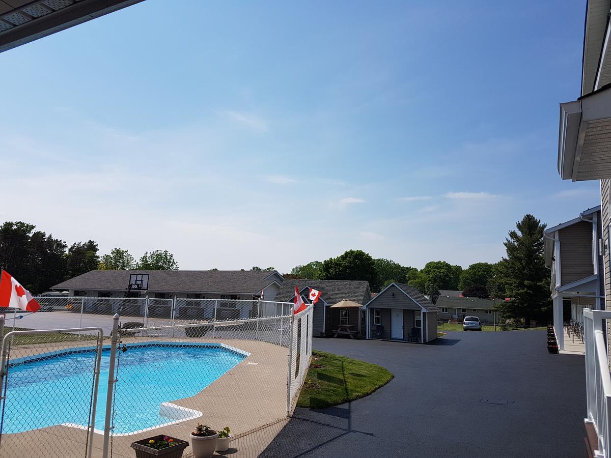 Fox Motor Inn Greater Napanee ภายนอก รูปภาพ