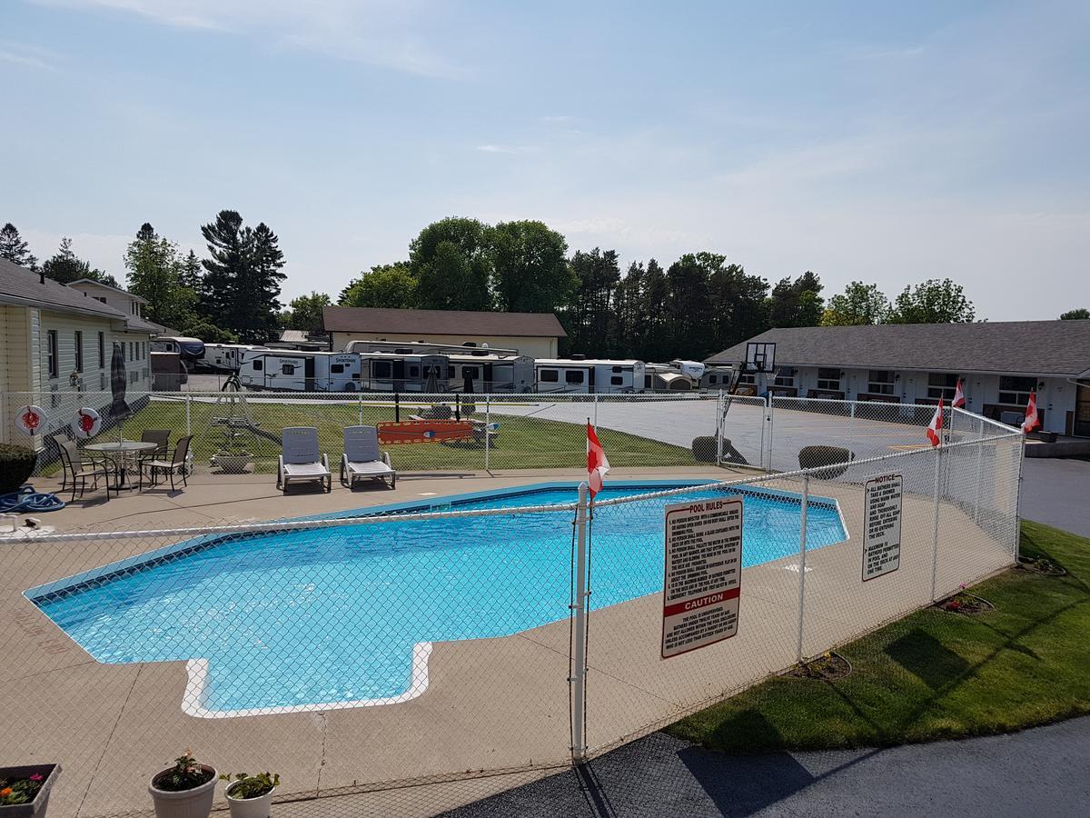 Fox Motor Inn Greater Napanee ภายนอก รูปภาพ