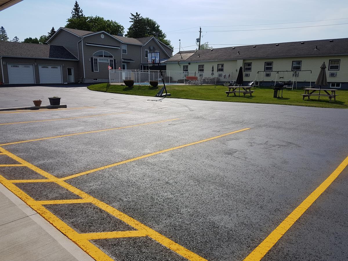 Fox Motor Inn Greater Napanee ภายนอก รูปภาพ