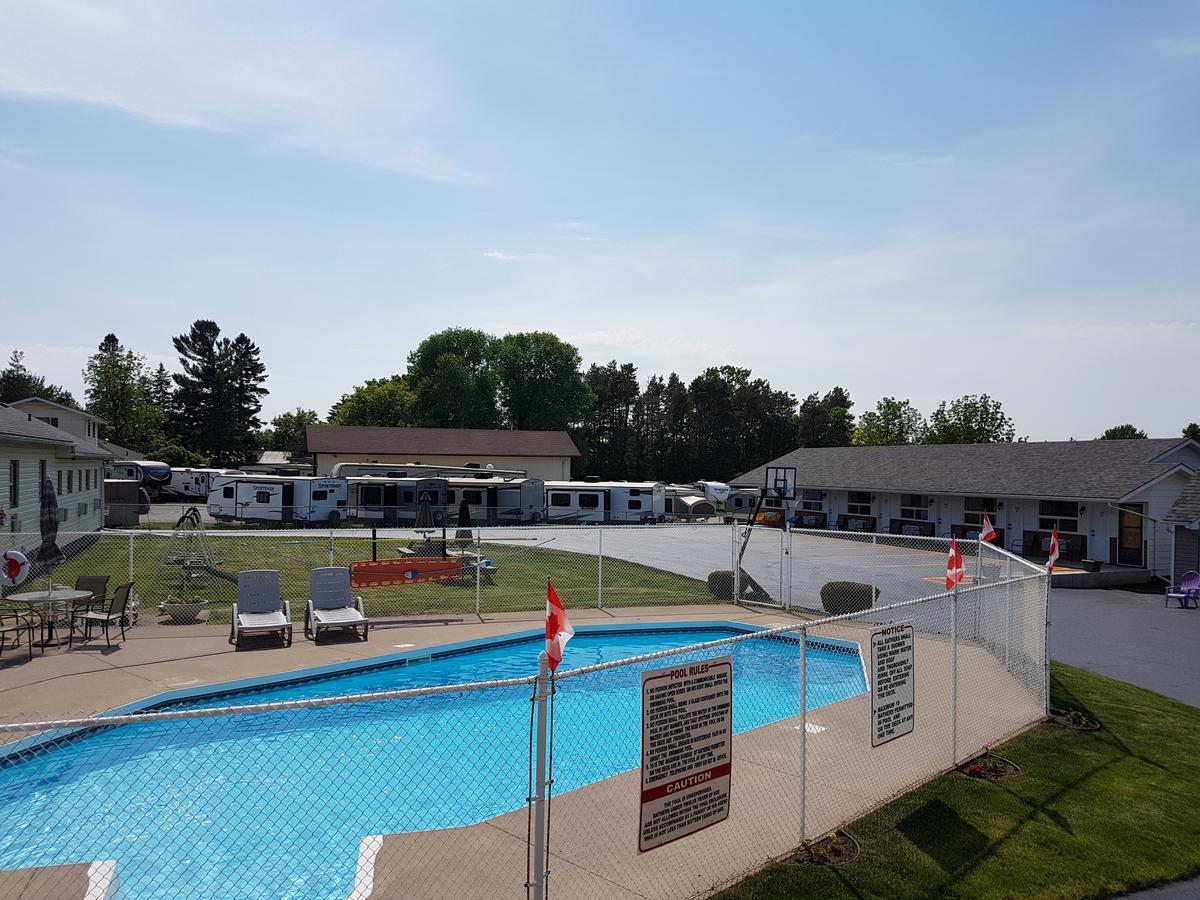 Fox Motor Inn Greater Napanee ภายนอก รูปภาพ