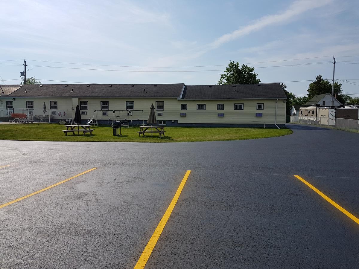 Fox Motor Inn Greater Napanee ภายนอก รูปภาพ