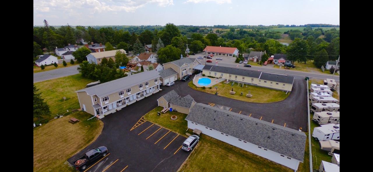 Fox Motor Inn Greater Napanee ภายนอก รูปภาพ