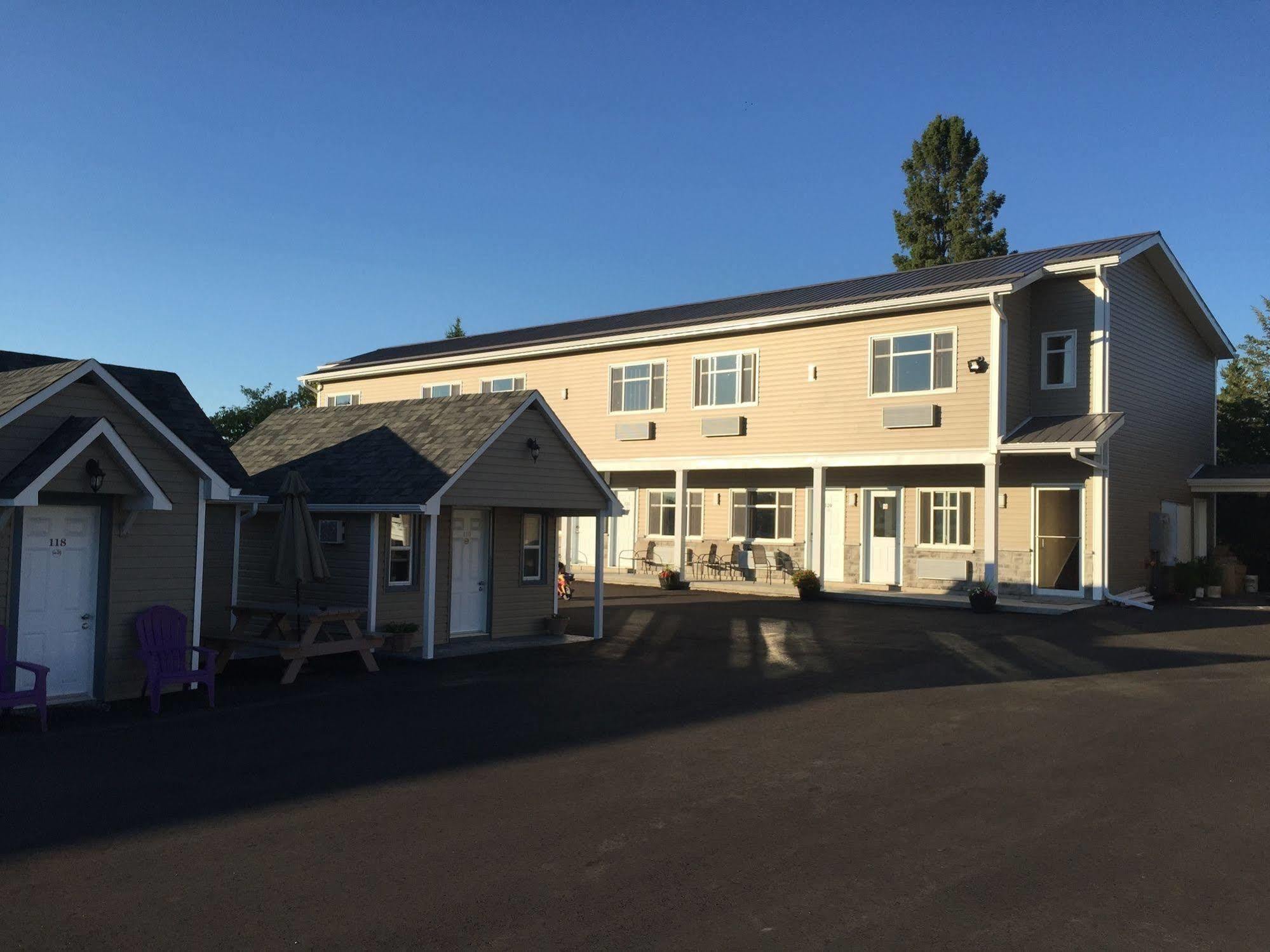 Fox Motor Inn Greater Napanee ภายนอก รูปภาพ