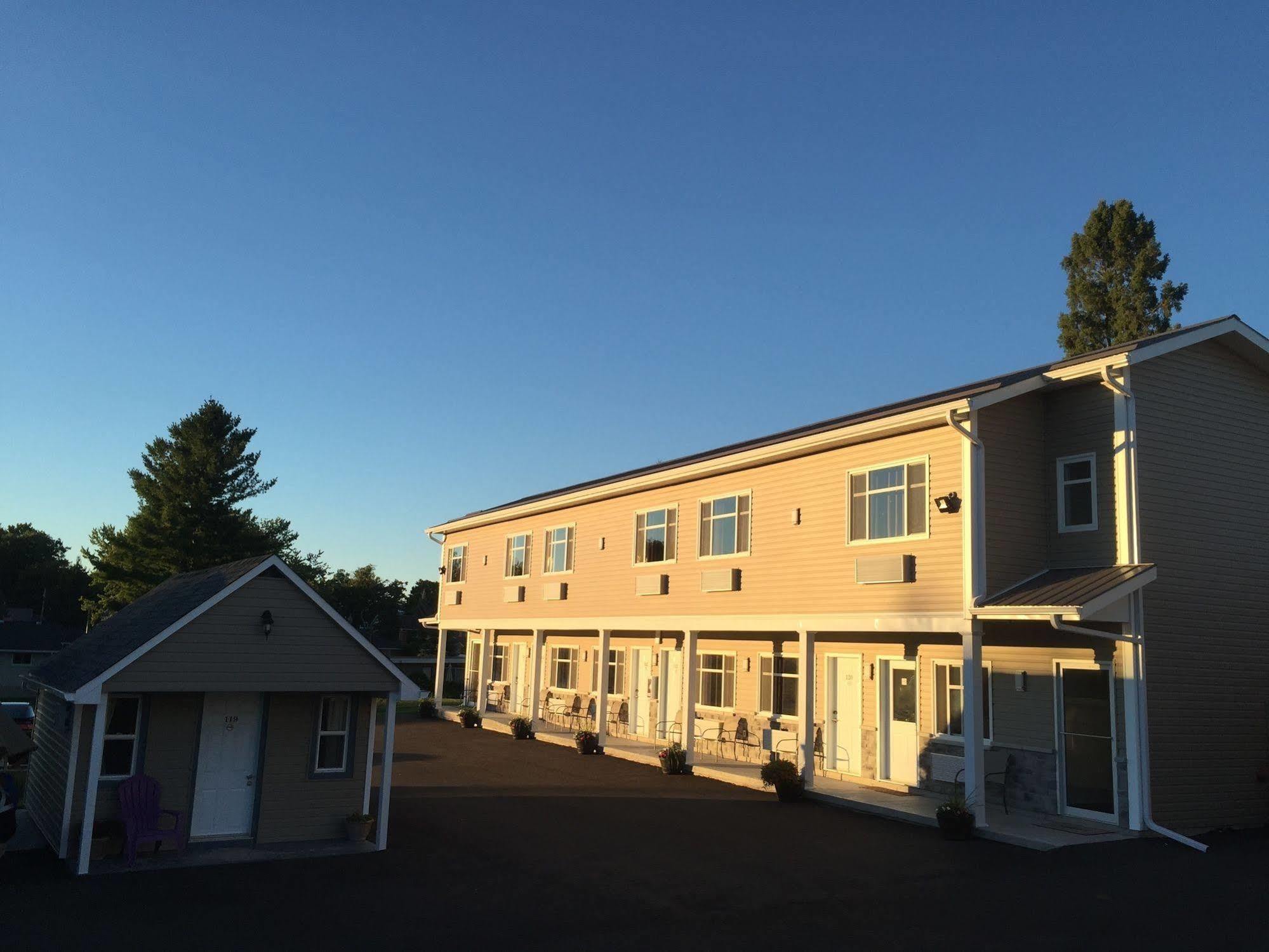 Fox Motor Inn Greater Napanee ภายนอก รูปภาพ