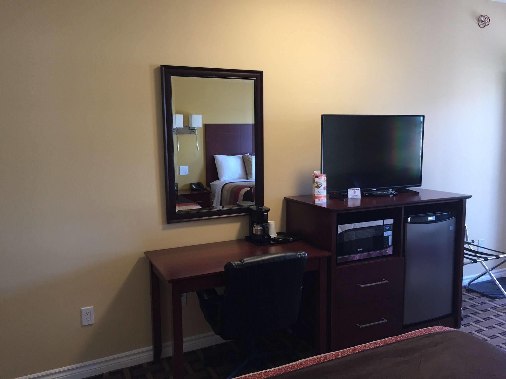 Fox Motor Inn Greater Napanee ภายนอก รูปภาพ