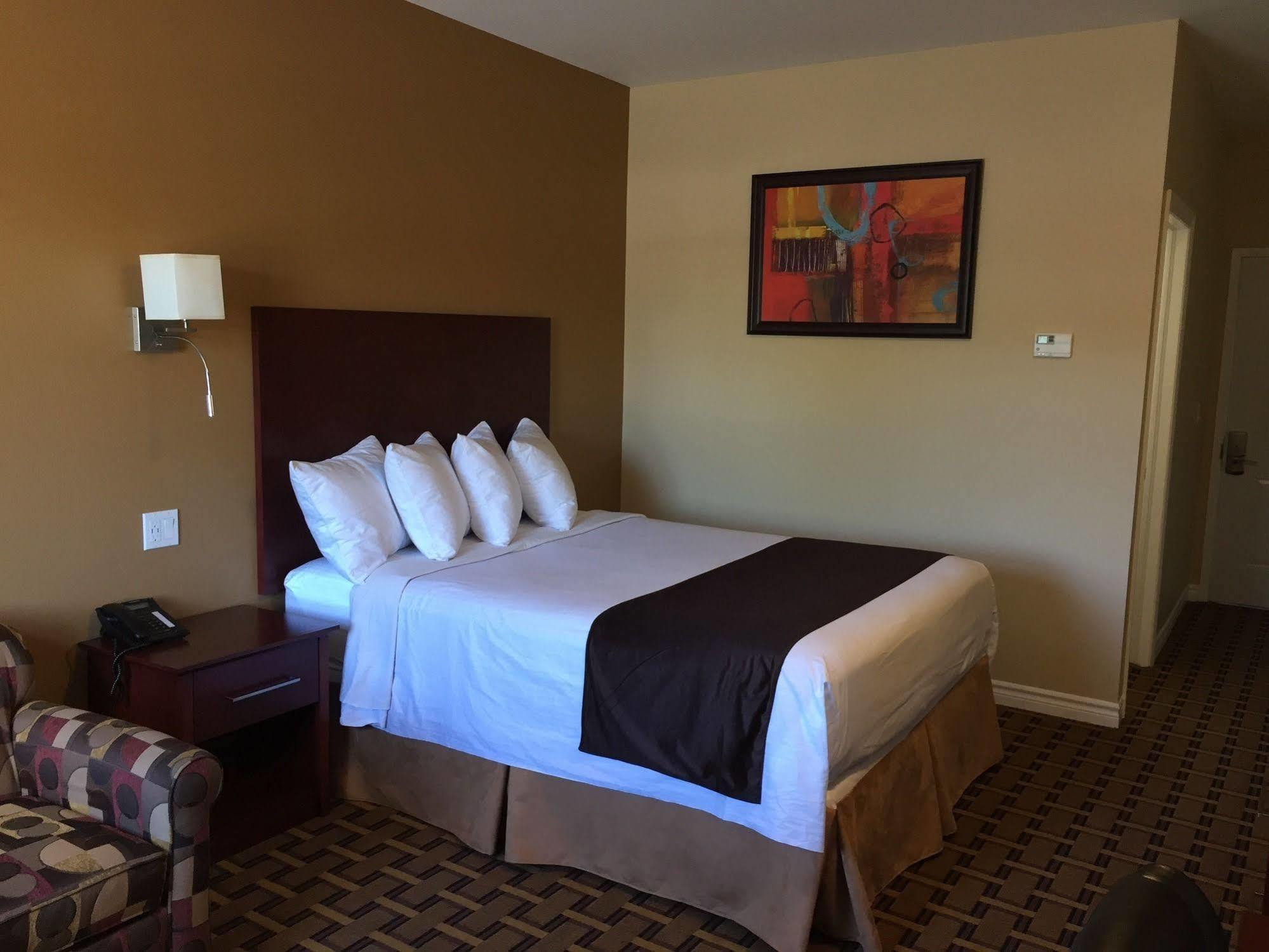 Fox Motor Inn Greater Napanee ภายนอก รูปภาพ