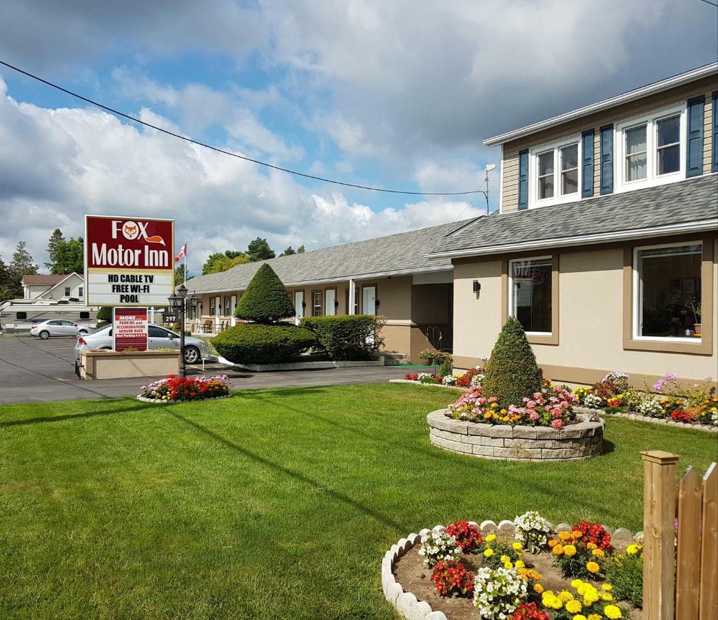 Fox Motor Inn Greater Napanee ภายนอก รูปภาพ
