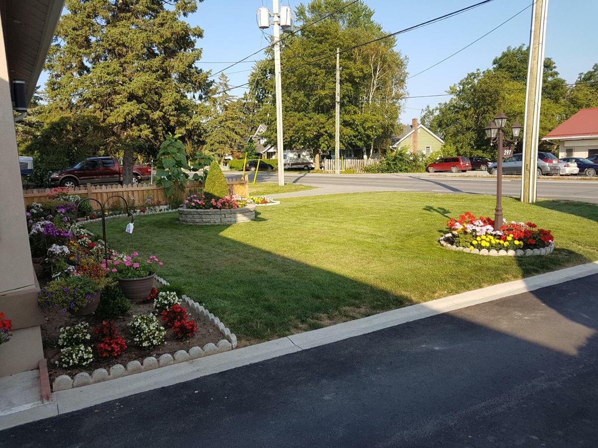 Fox Motor Inn Greater Napanee ภายนอก รูปภาพ