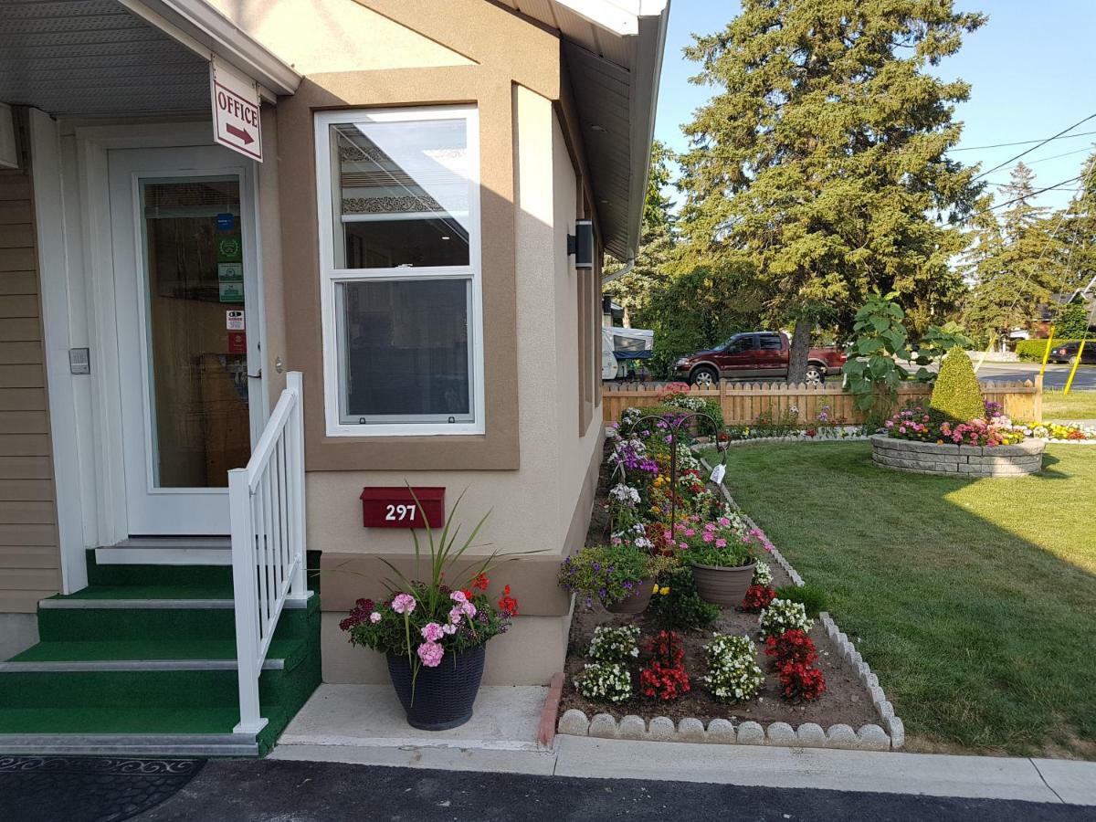 Fox Motor Inn Greater Napanee ภายนอก รูปภาพ