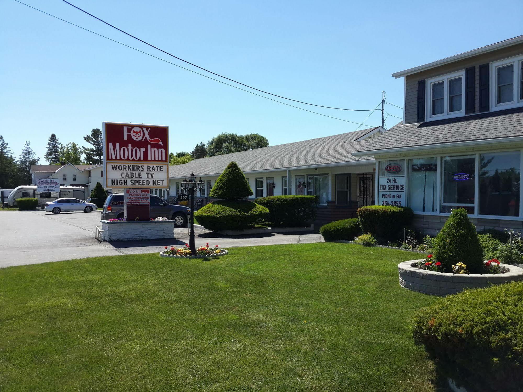 Fox Motor Inn Greater Napanee ภายนอก รูปภาพ