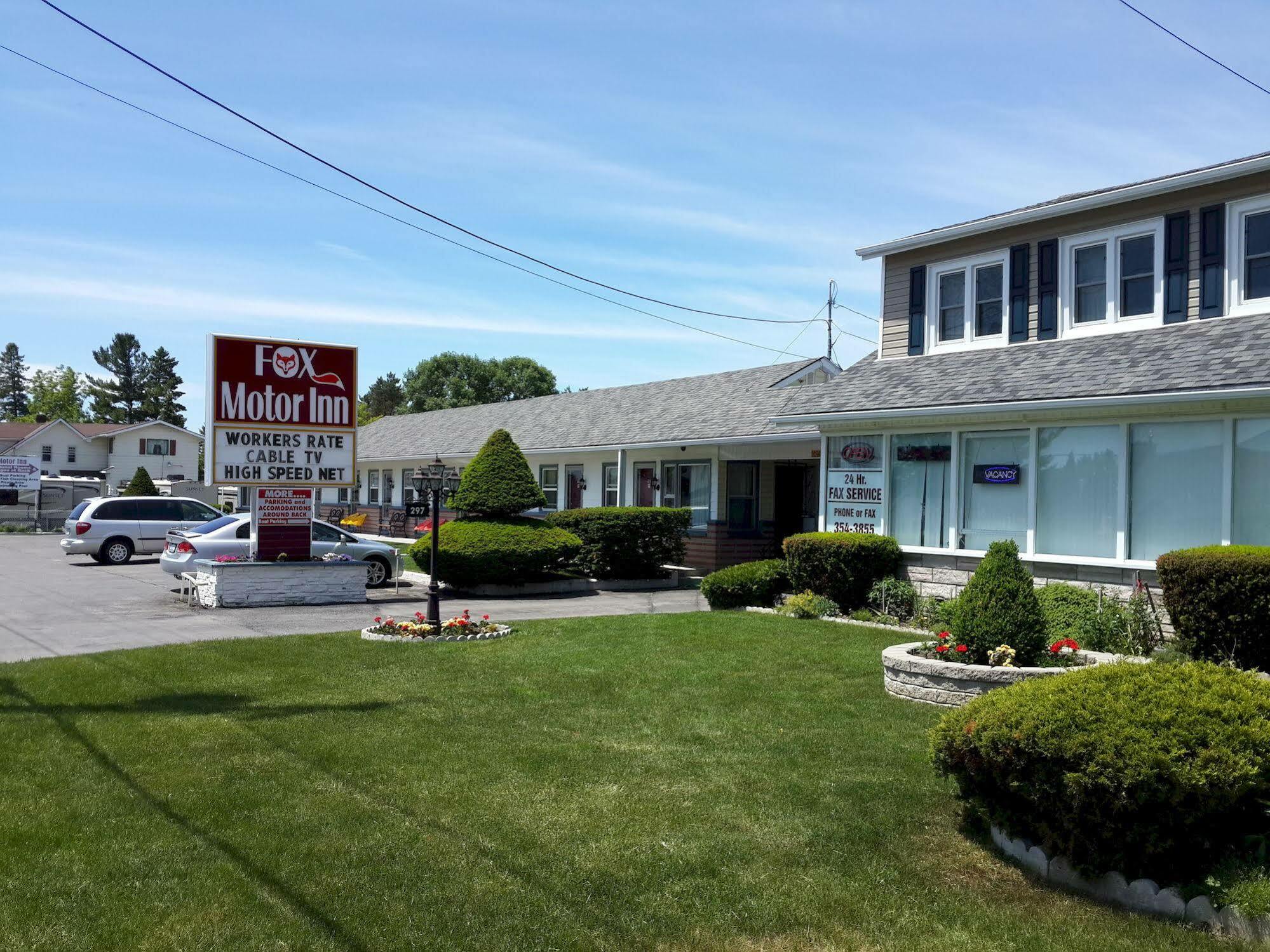 Fox Motor Inn Greater Napanee ภายนอก รูปภาพ