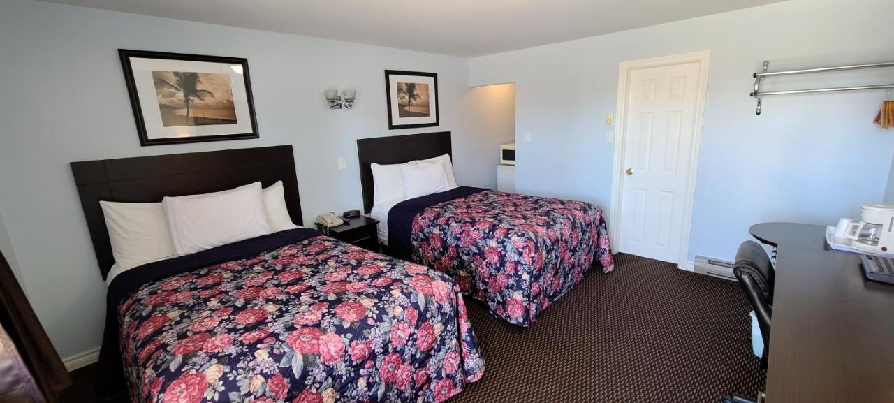 Fox Motor Inn Greater Napanee ภายนอก รูปภาพ