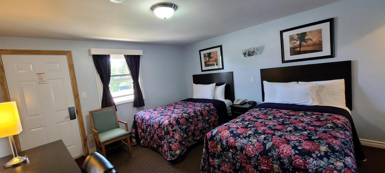 Fox Motor Inn Greater Napanee ภายนอก รูปภาพ